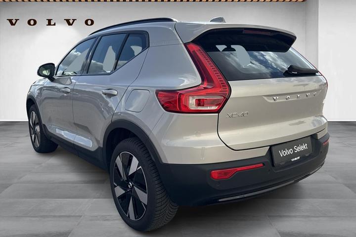 Sølv Volvo XC40 fra 2024