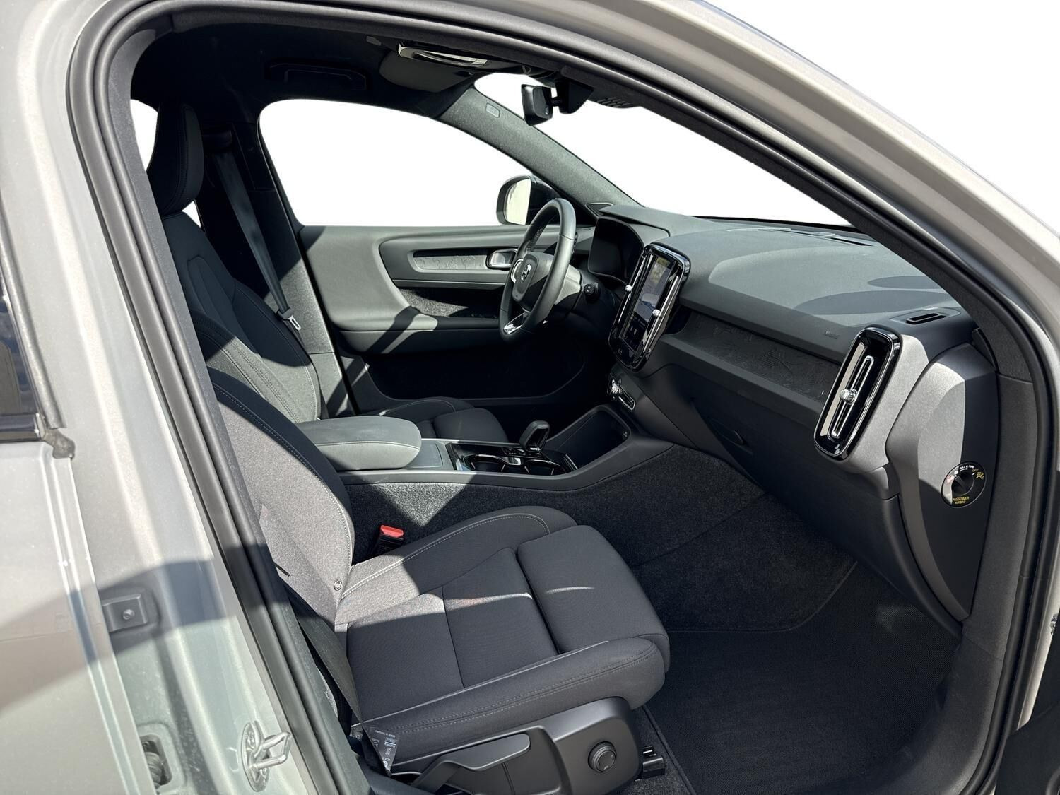 Sølv Volvo XC40 fra 2024