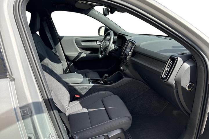 Sølv Volvo XC40 fra 2024