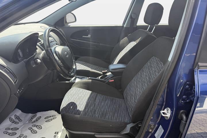 Blå Kia Ceed fra 2008