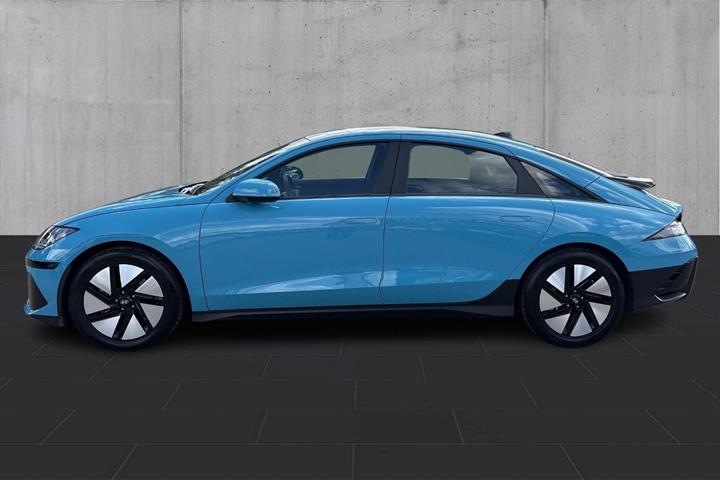 Blå Hyundai Ioniq 6 fra 2023