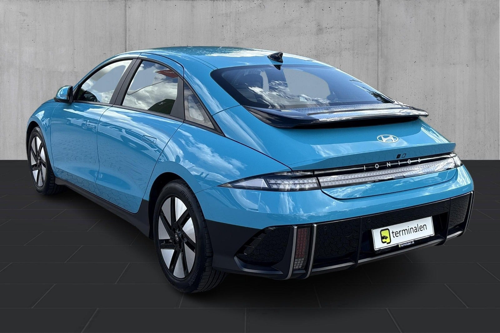 Blå Hyundai Ioniq 6 fra 2023
