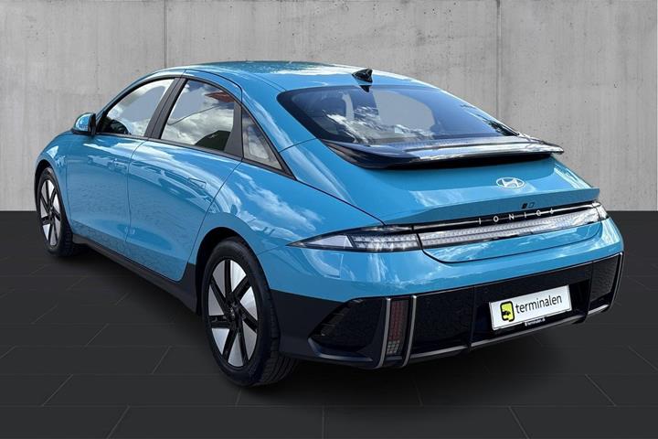 Blå Hyundai Ioniq 6 fra 2023