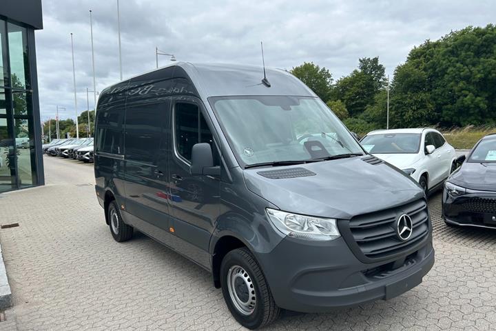Grå Mercedes Sprinter 317 fra 2026