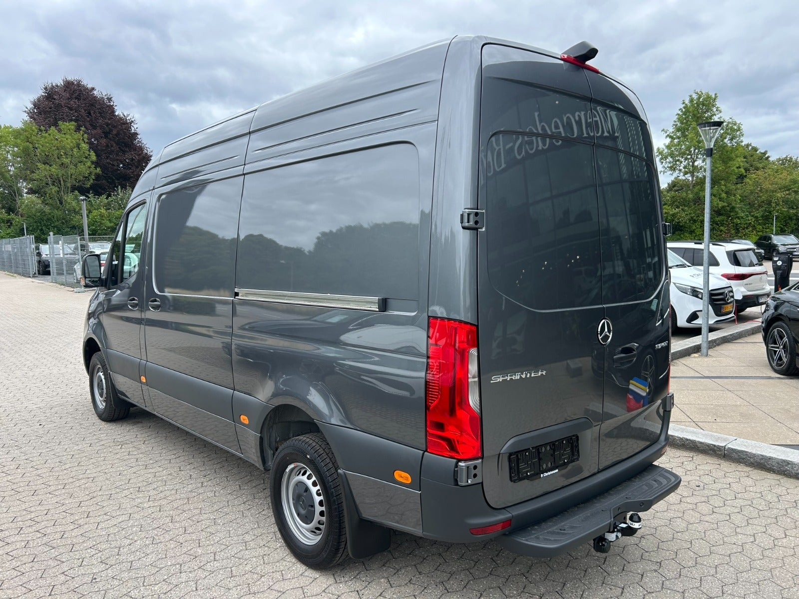 Grå Mercedes Sprinter 317 fra 2026
