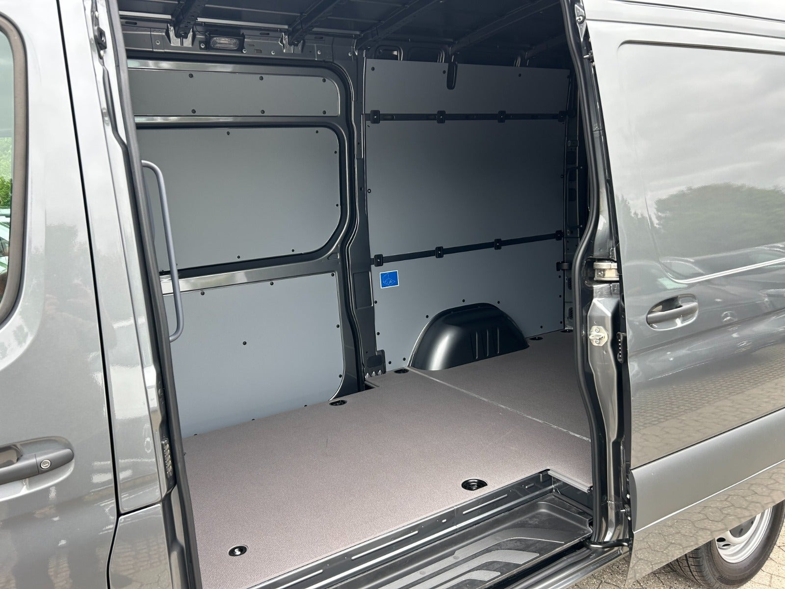 Grå Mercedes Sprinter 317 fra 2026