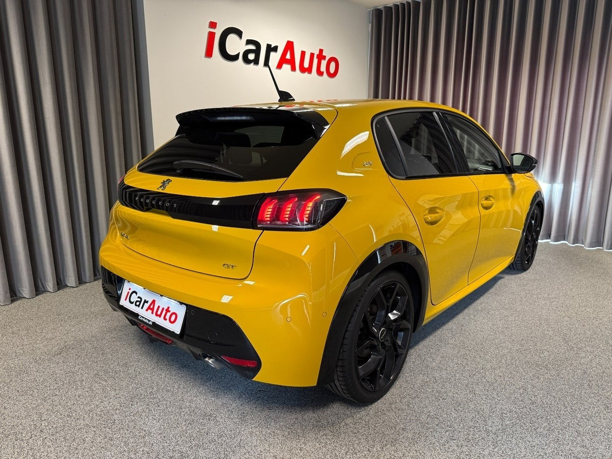 Gul Peugeot 208 fra 2023