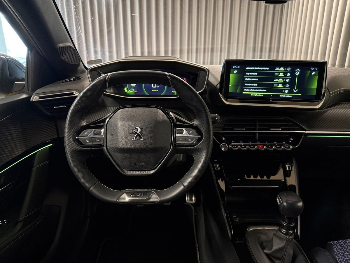 Gul Peugeot 208 fra 2023