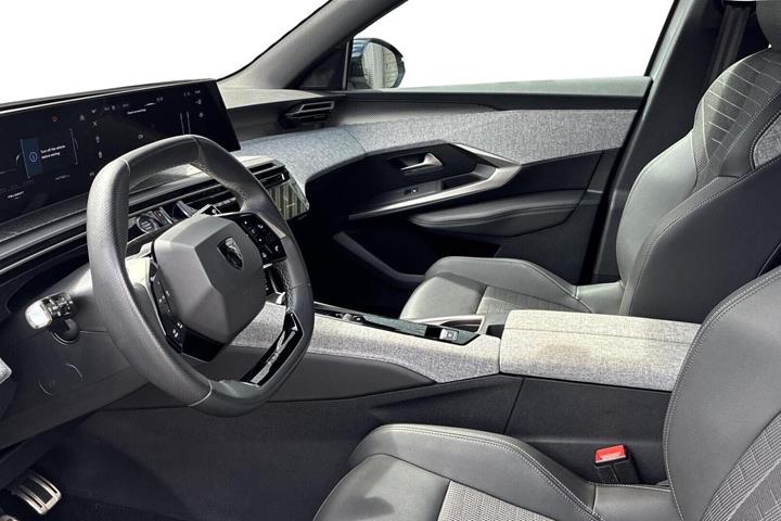 Grå Peugeot e-5008 fra 2025