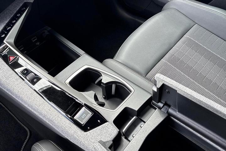 Grå Peugeot e-5008 fra 2025