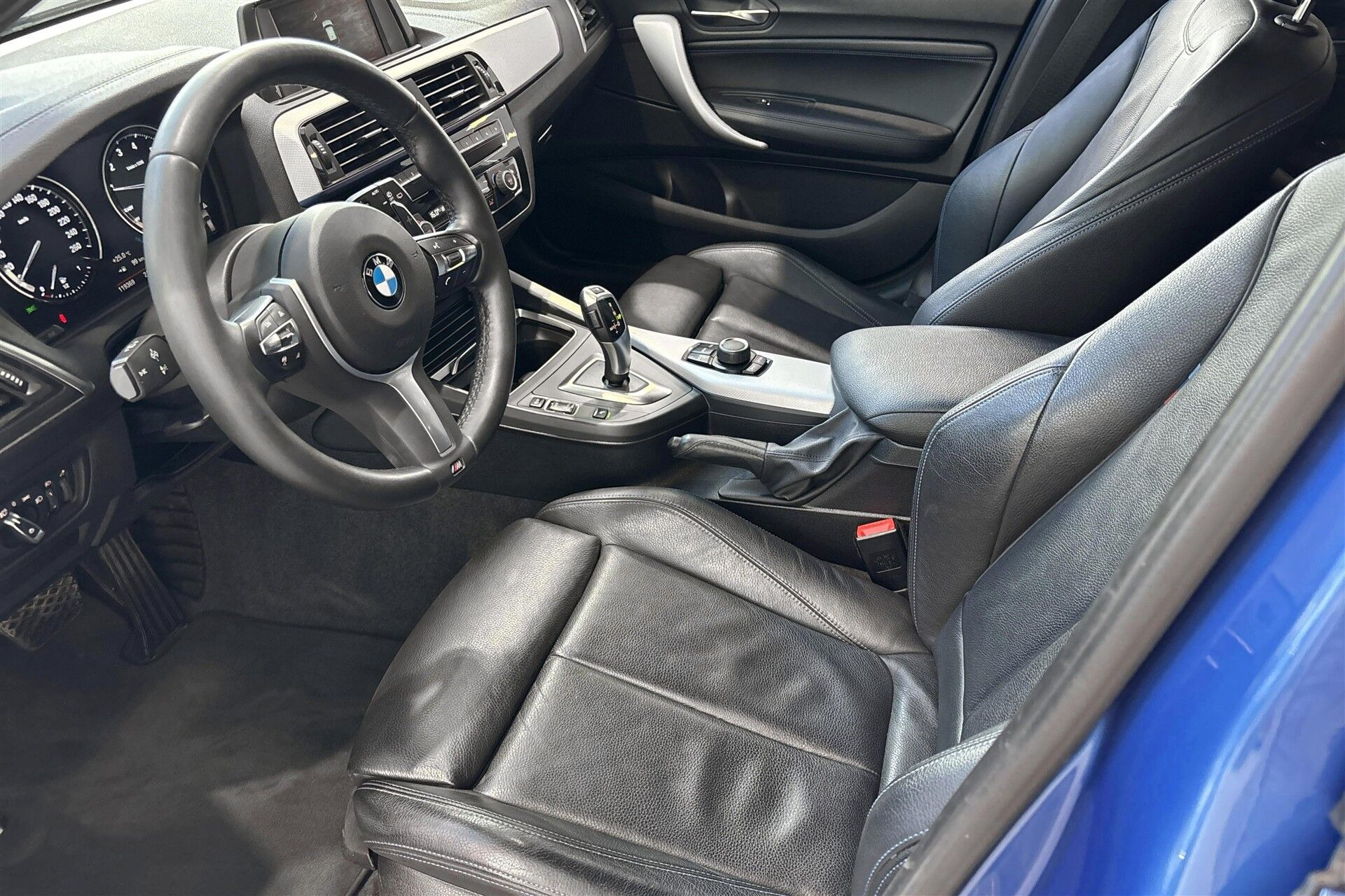 Blå BMW 118i fra 2018