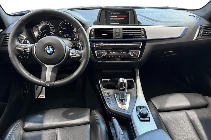 Blå BMW 118i fra 2018