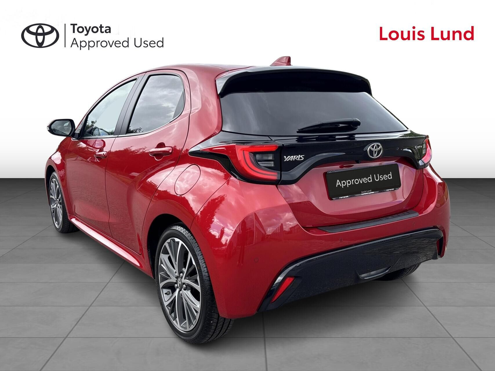 Rød Toyota Yaris fra 2024
