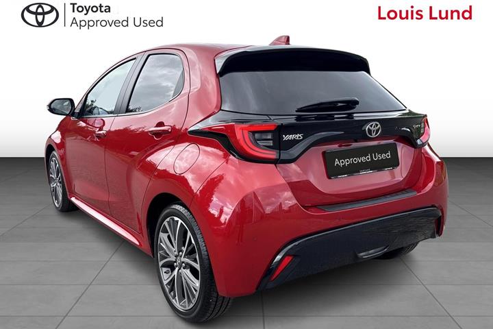 Rød Toyota Yaris fra 2024