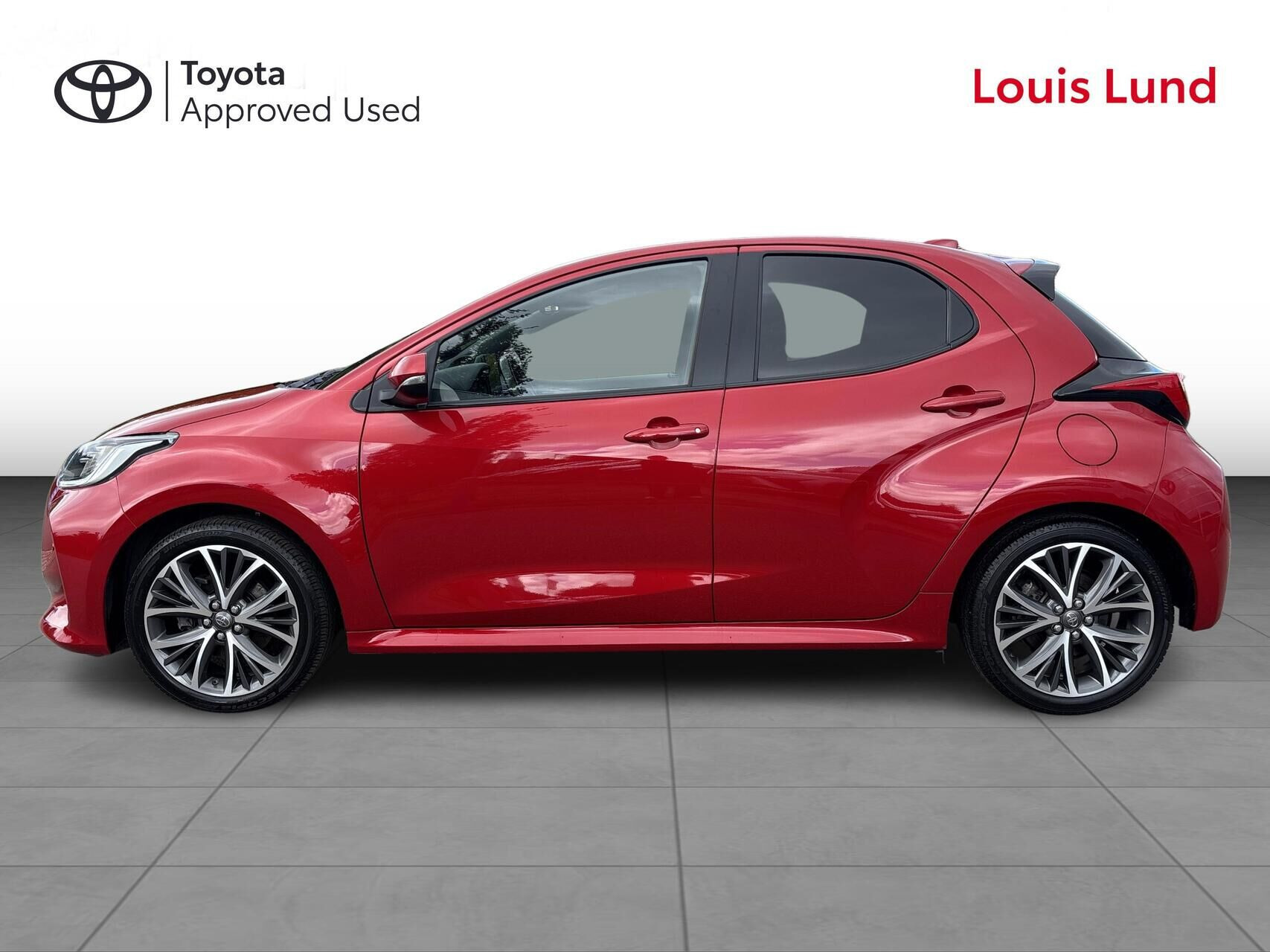 Rød Toyota Yaris fra 2024