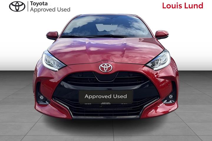Rød Toyota Yaris fra 2024