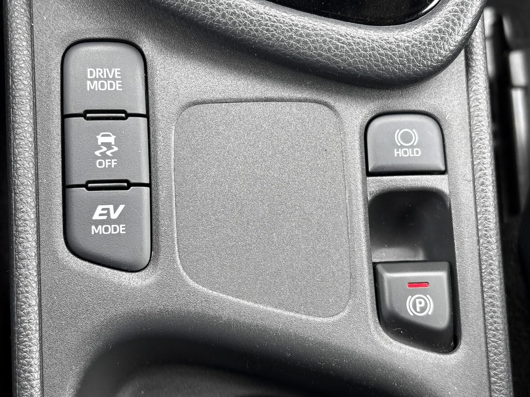 Rød Toyota Yaris fra 2024