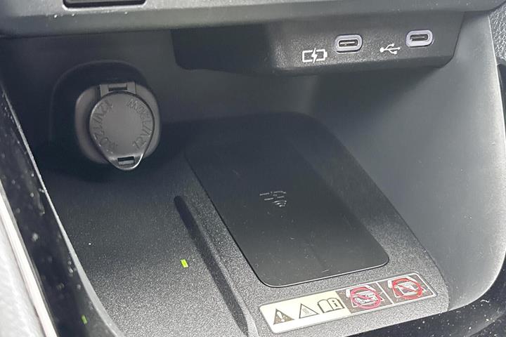 Rød Toyota Yaris fra 2024