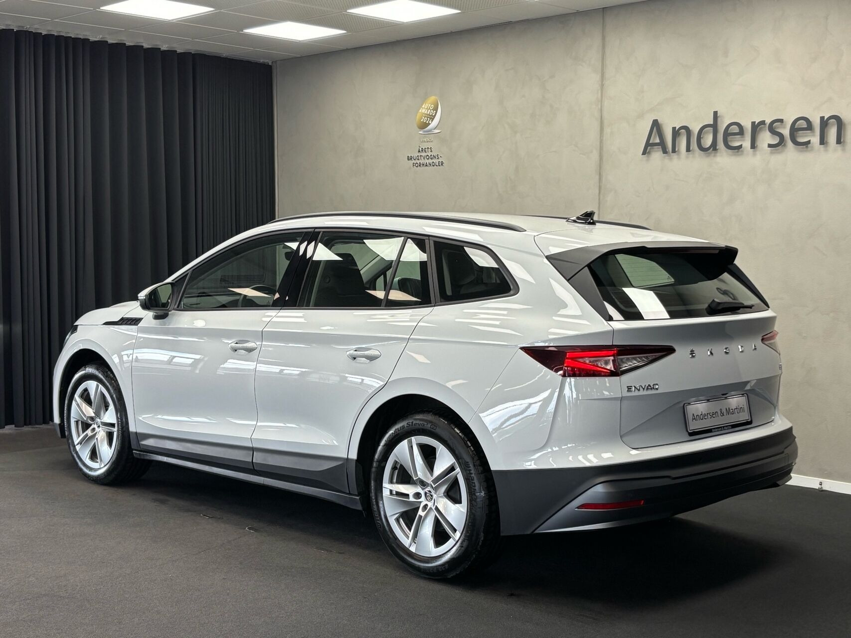 Hvid Skoda Enyaq fra 2023