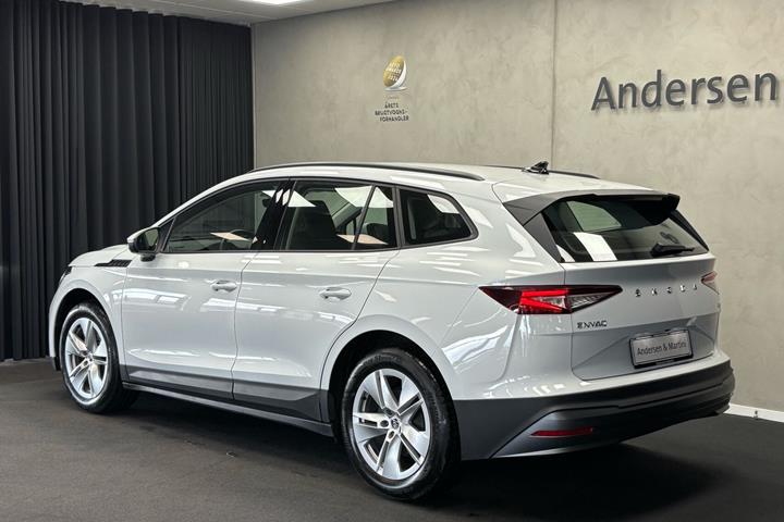 Hvid Skoda Enyaq fra 2023