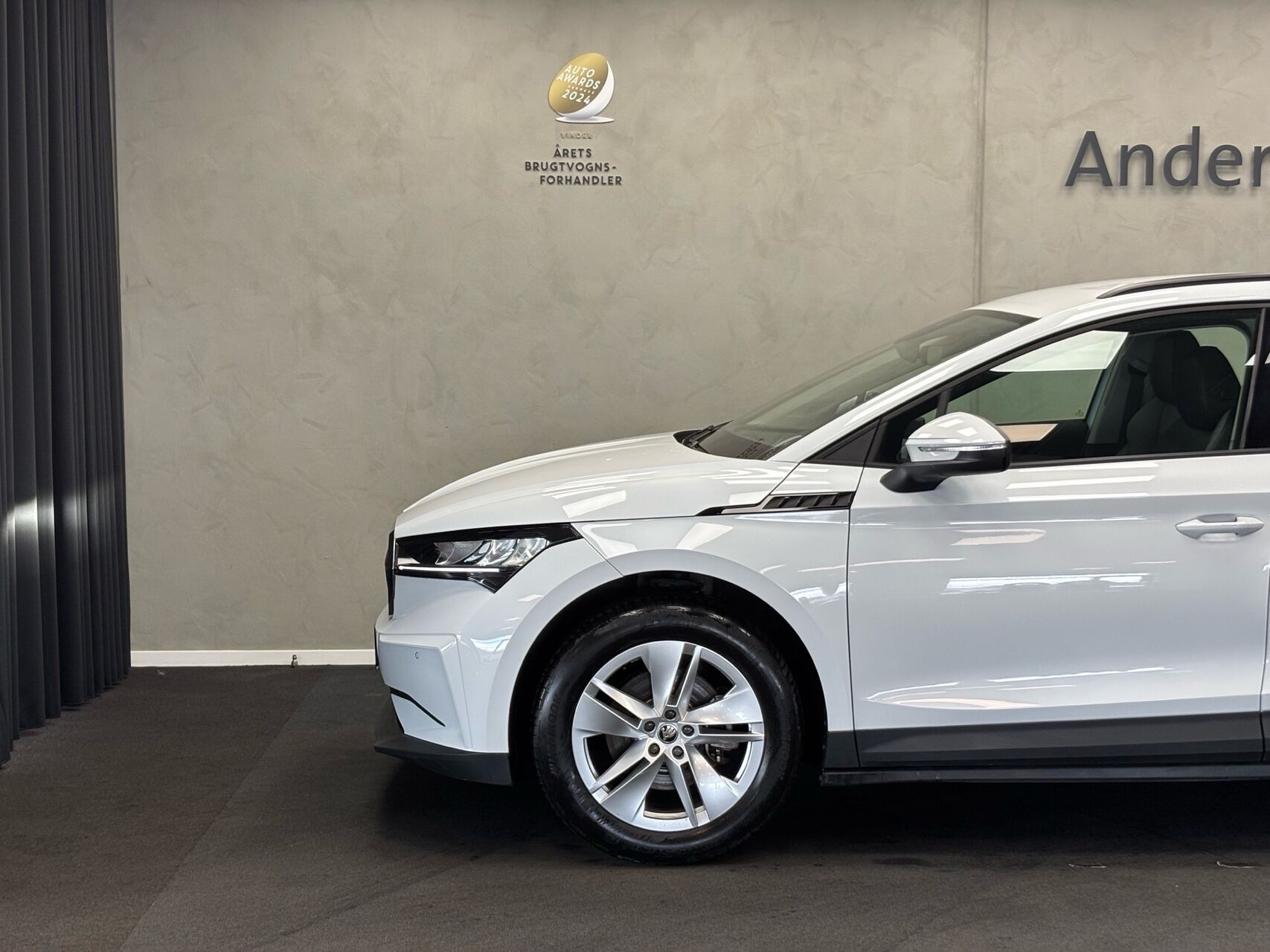 Hvid Skoda Enyaq fra 2023