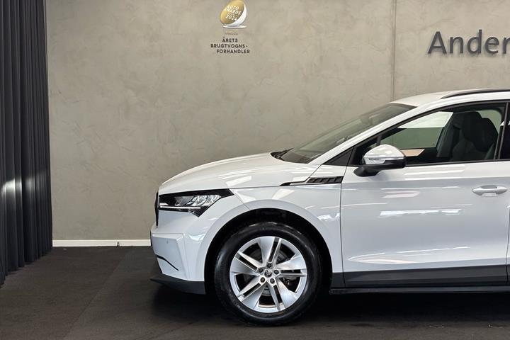 Hvid Skoda Enyaq fra 2023