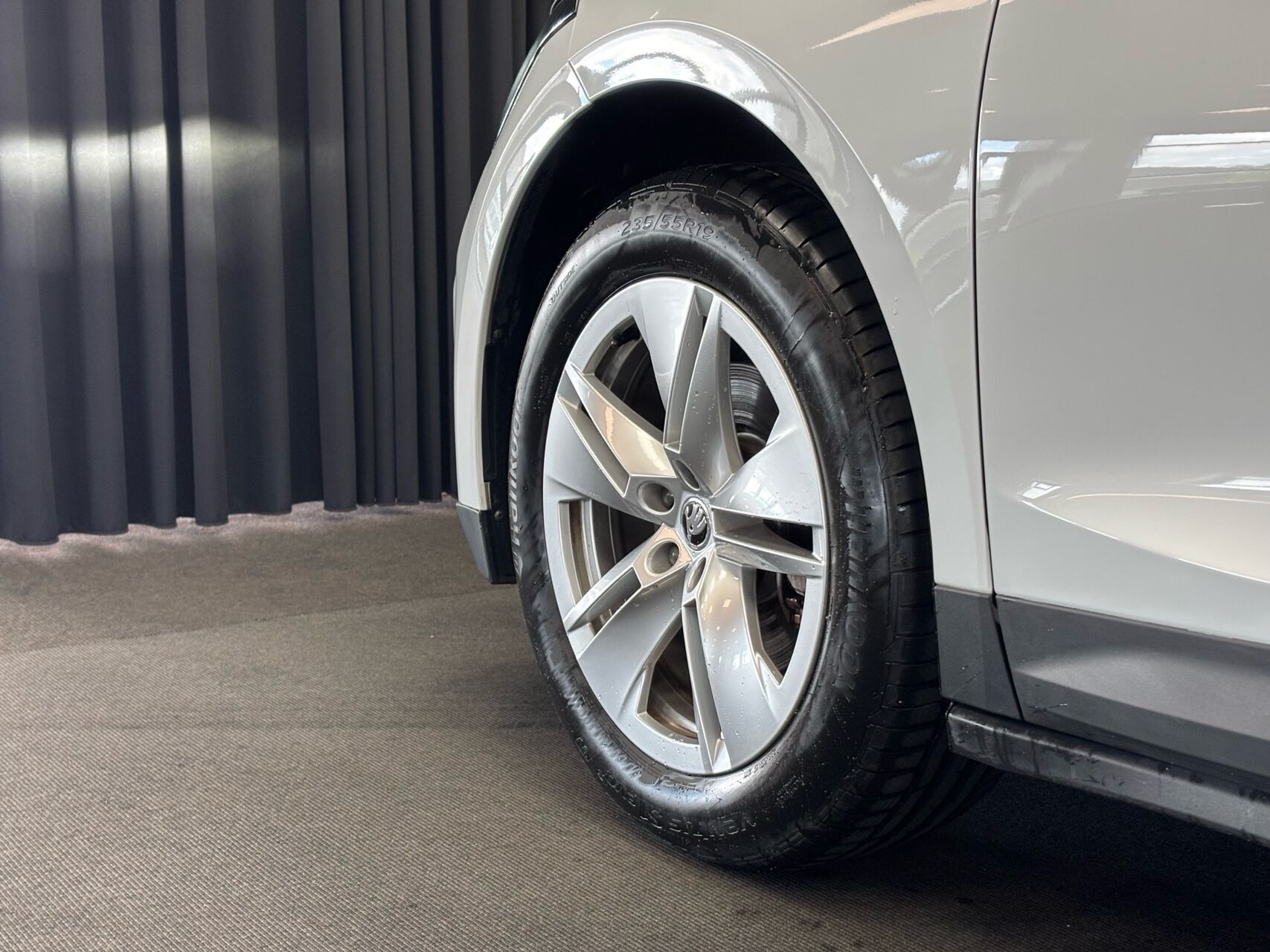 Hvid Skoda Enyaq fra 2023