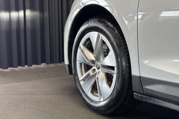 Hvid Skoda Enyaq fra 2023