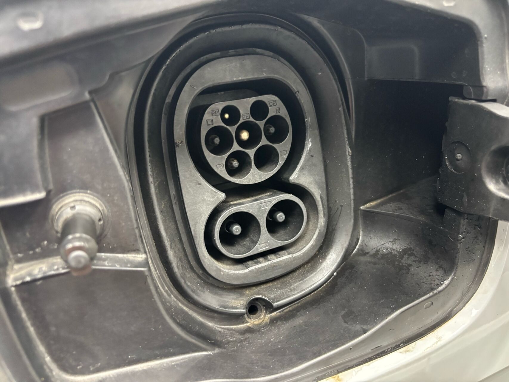 Hvid Skoda Enyaq fra 2023