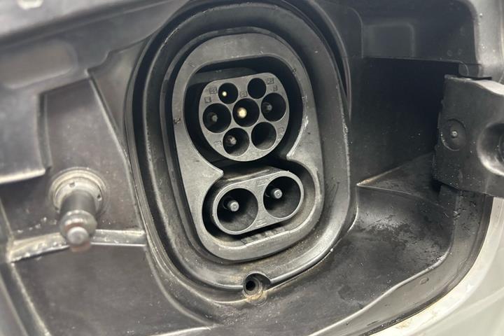 Hvid Skoda Enyaq fra 2023