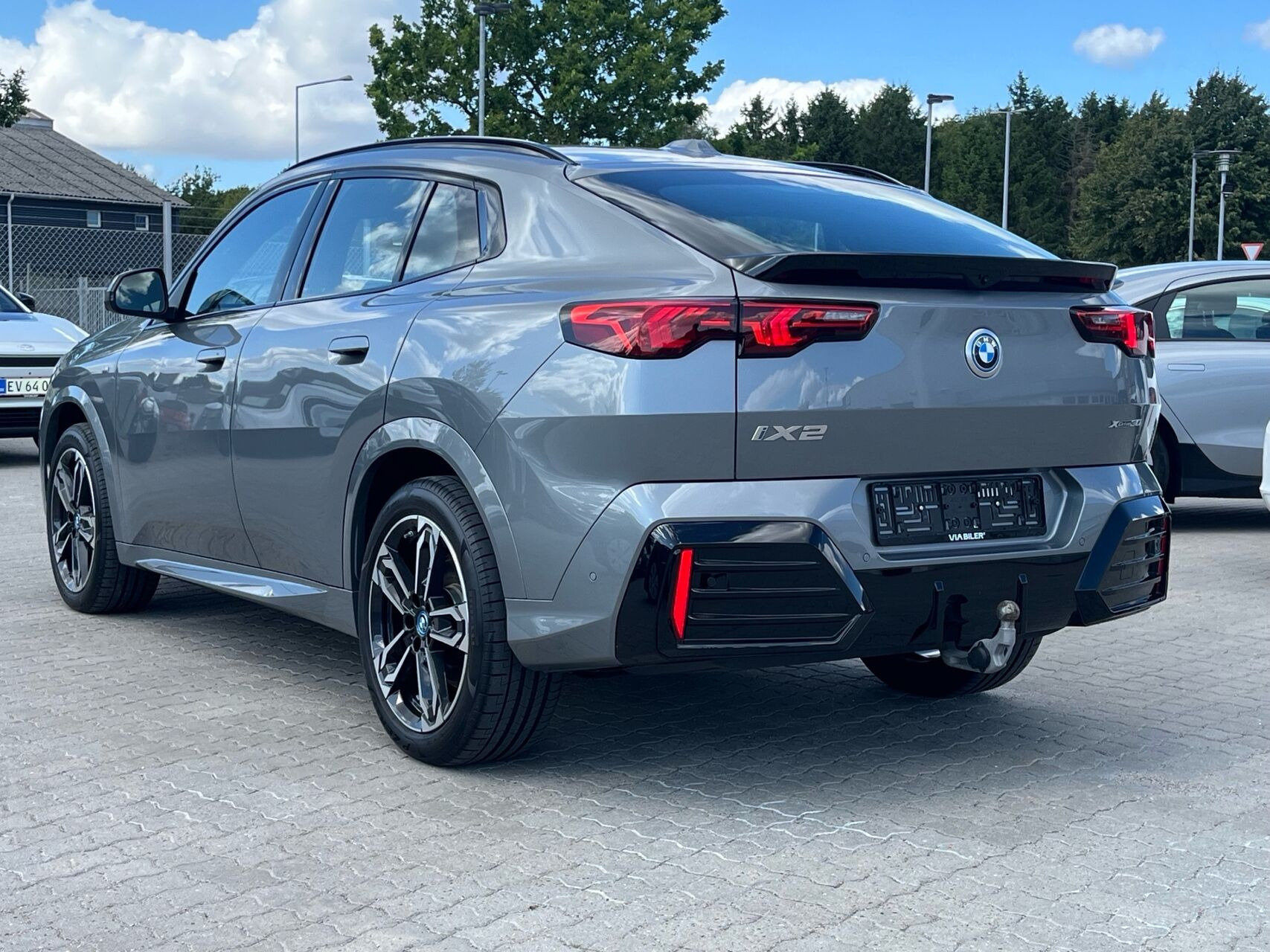 Grå BMW iX2 fra 2025