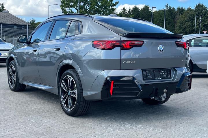 Grå BMW iX2 fra 2025