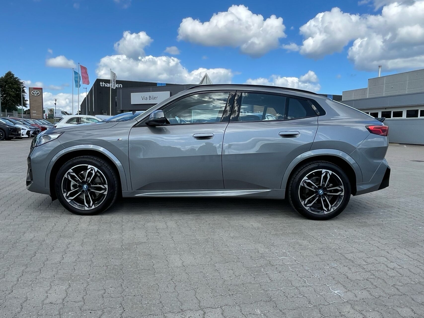 Grå BMW iX2 fra 2025