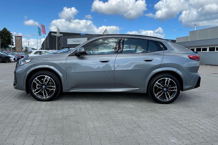 Grå BMW iX2 fra 2025