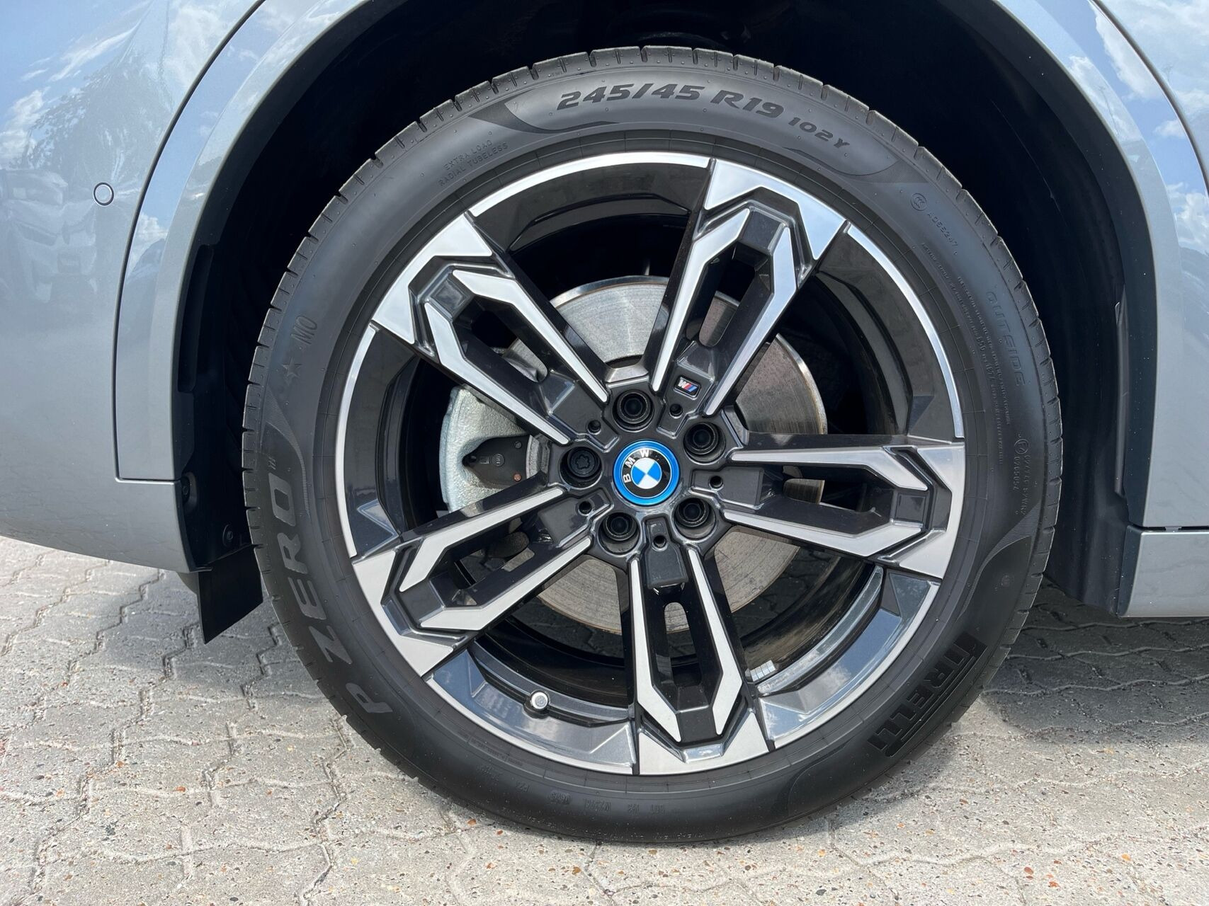 Grå BMW iX2 fra 2025