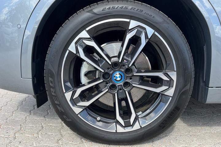 Grå BMW iX2 fra 2025