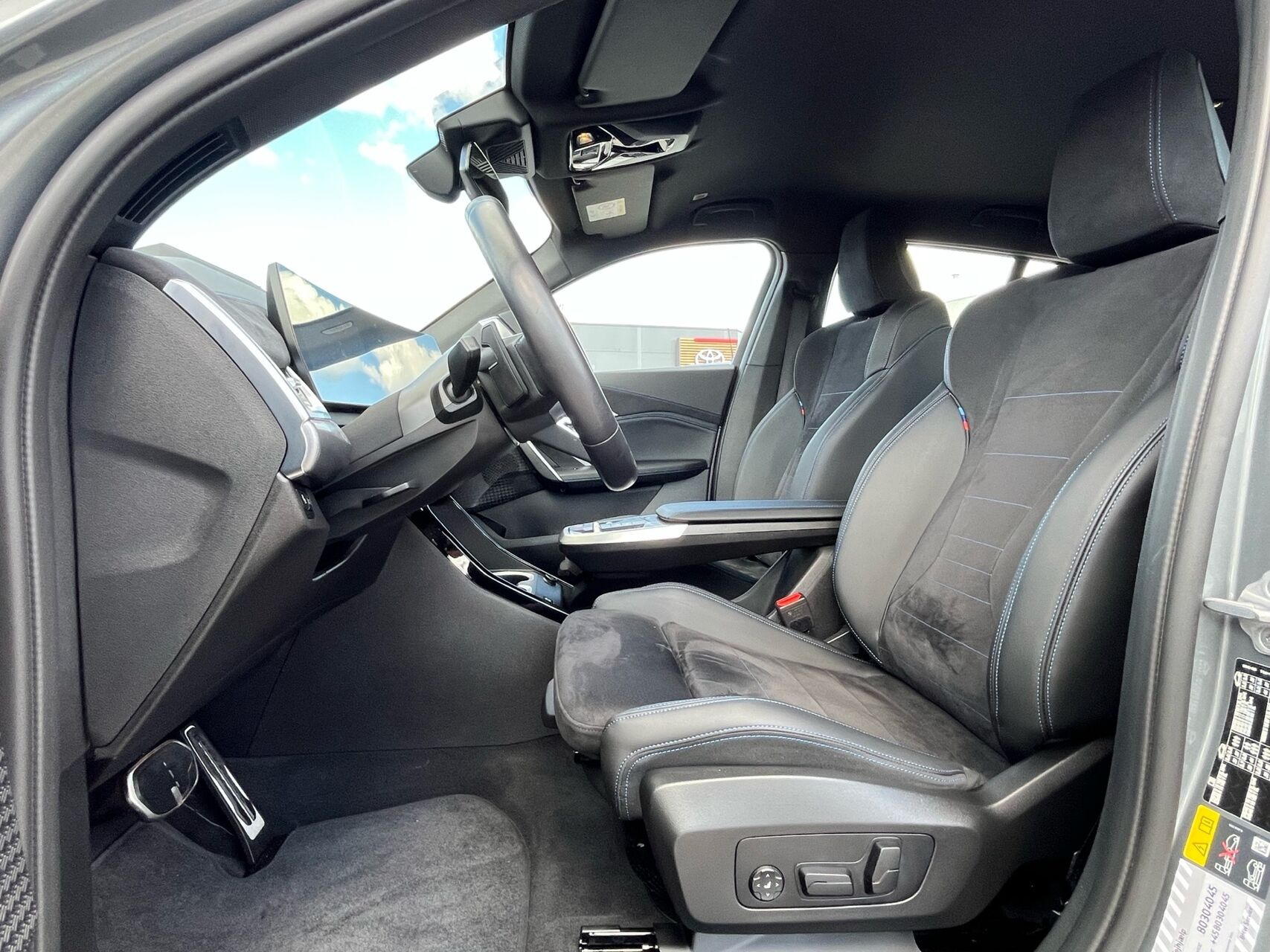 Grå BMW iX2 fra 2025
