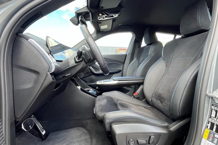 Grå BMW iX2 fra 2025