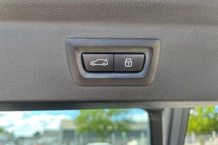 Grå BMW iX2 fra 2025