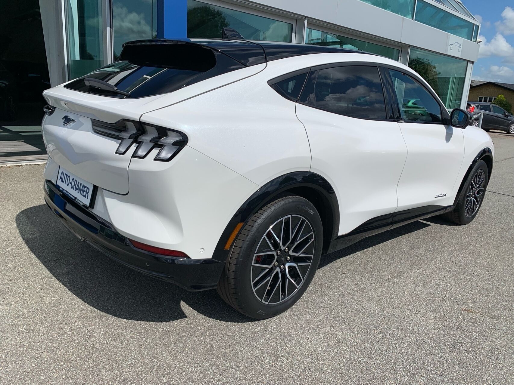 Hvid Ford Mustang Mach-E fra 2026
