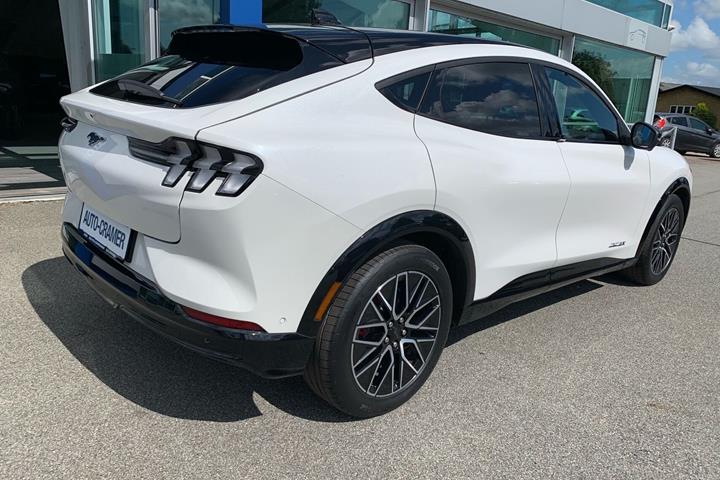 Hvid Ford Mustang Mach-E fra 2026