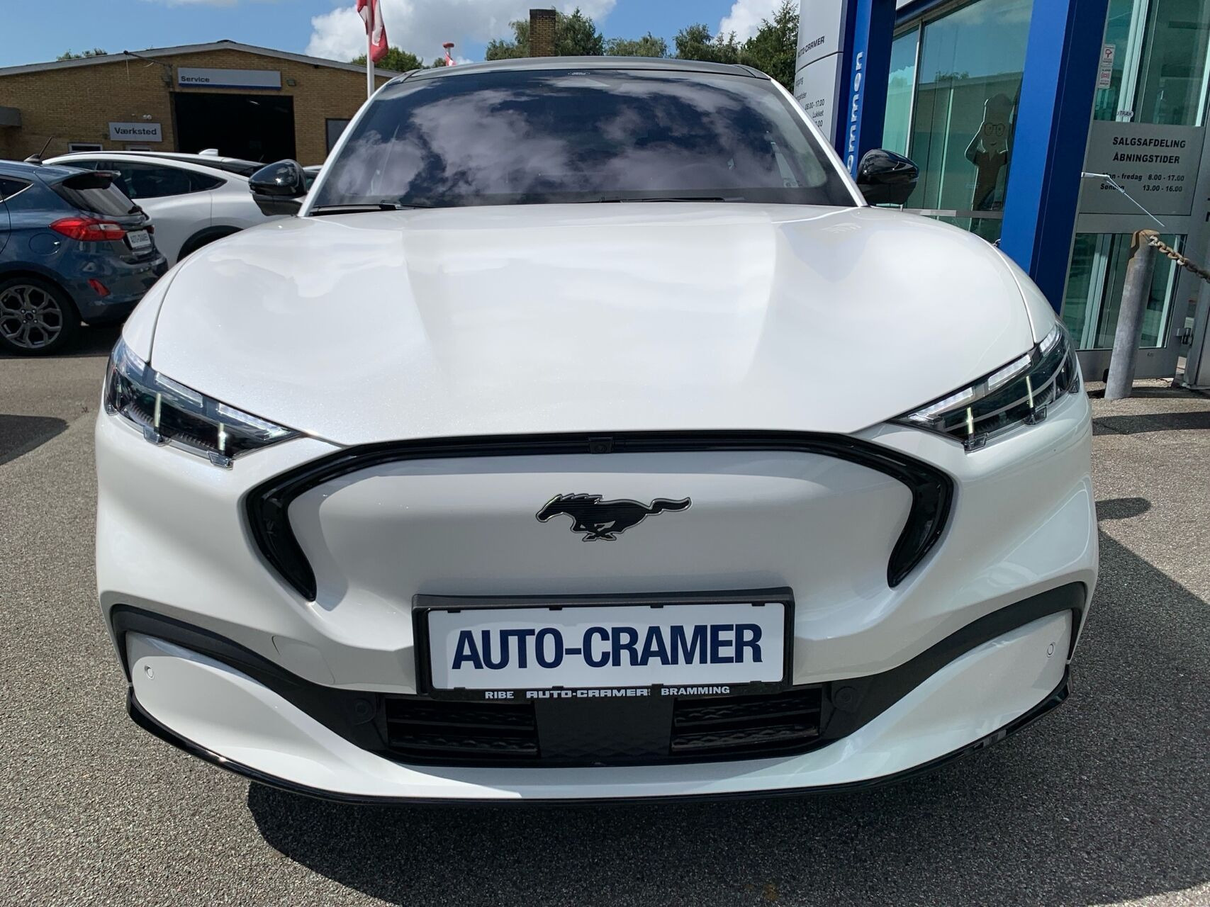 Hvid Ford Mustang Mach-E fra 2026