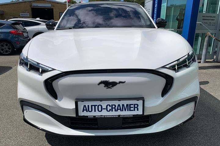 Hvid Ford Mustang Mach-E fra 2026