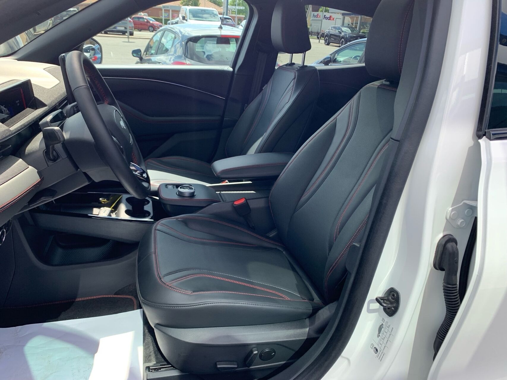 Hvid Ford Mustang Mach-E fra 2026