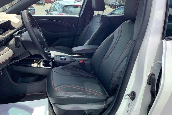 Hvid Ford Mustang Mach-E fra 2026