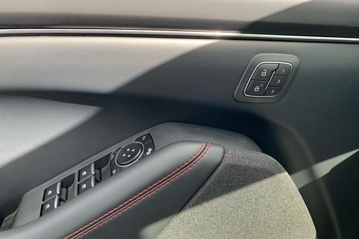 Hvid Ford Mustang Mach-E fra 2026