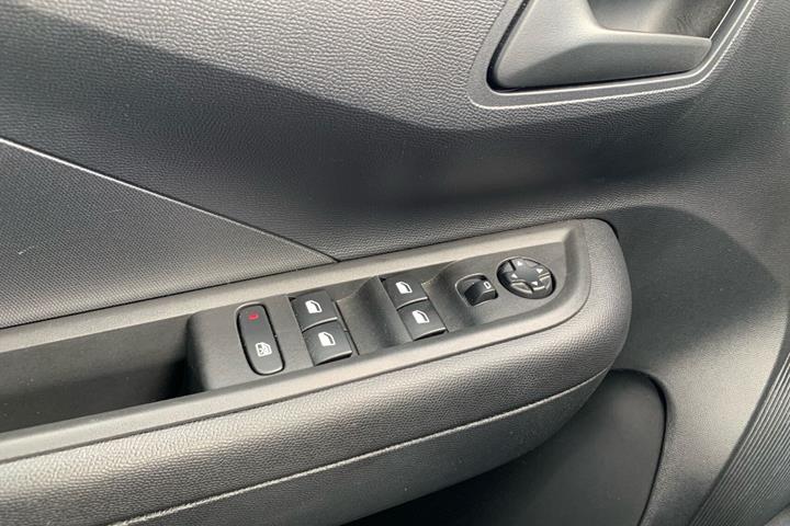 Sort Opel Frontera fra 2025