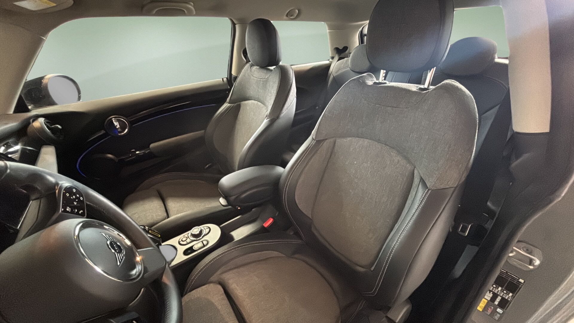 Grå Mini Cooper fra 2021