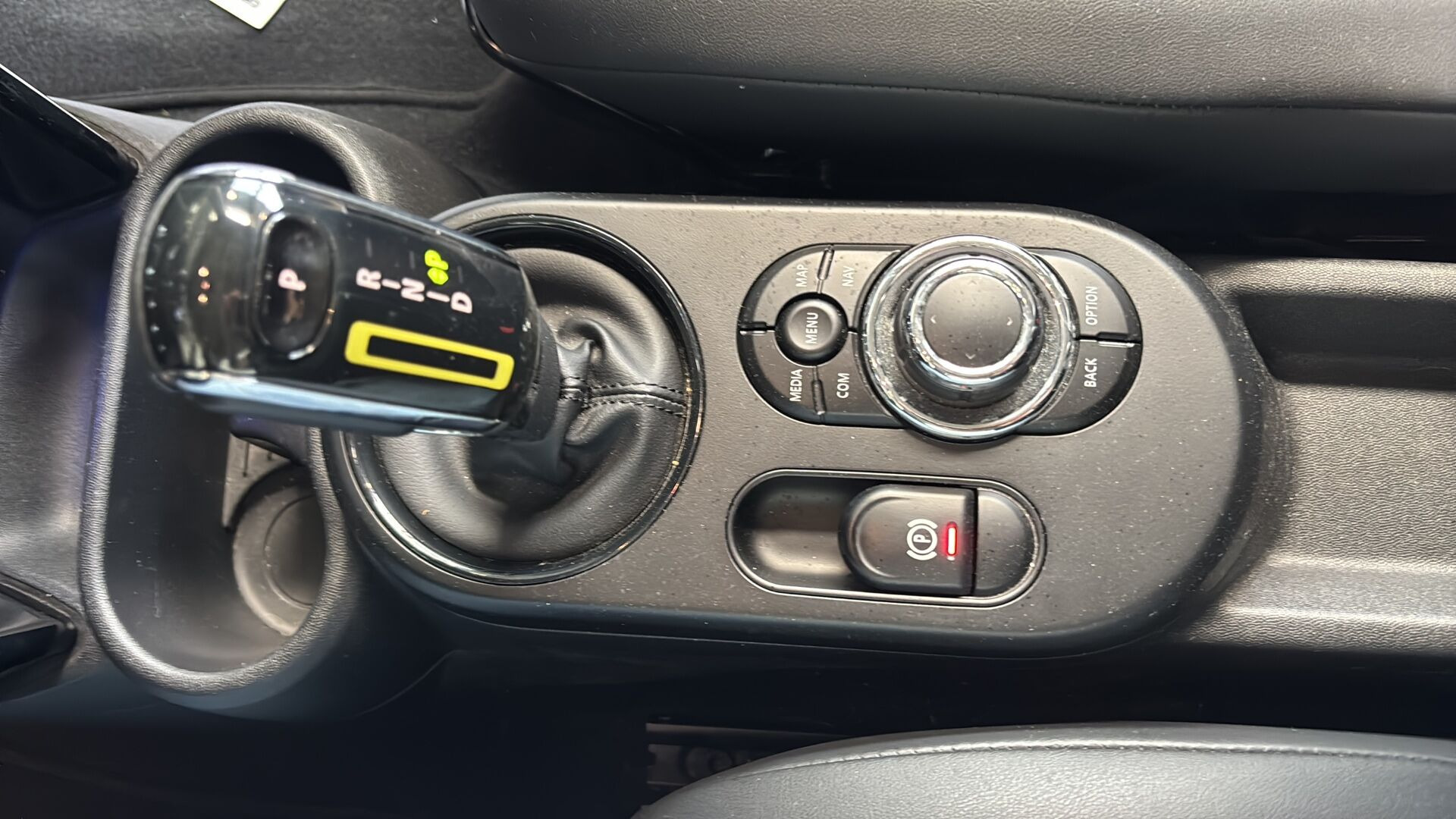 Grå Mini Cooper fra 2021