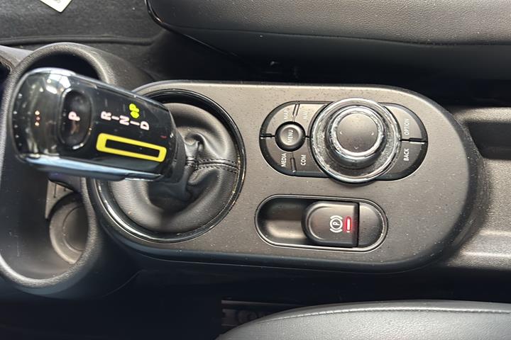 Grå Mini Cooper fra 2021